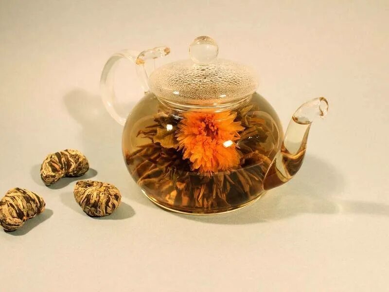 Китайский чай в шариках. Китайский чай цветок распускается. Связанный чай белый Лотос благоденствия.