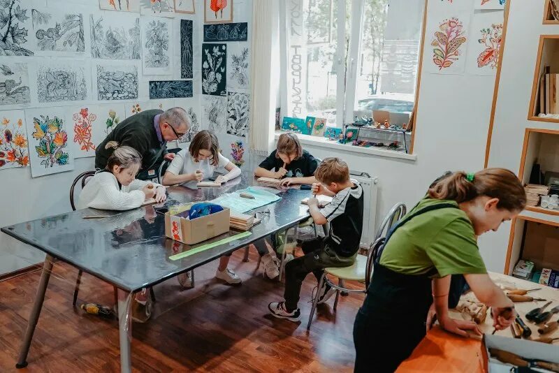 детские студии кружки. детские студии кружки. занятия в изостудии для детей. детское творчество. художественная студия для детей.