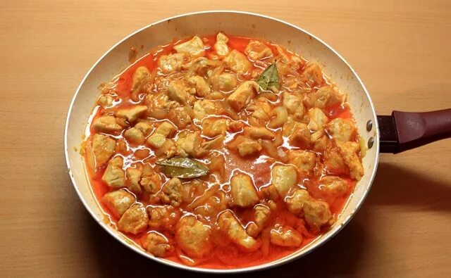 Гуляш из куриного филе с подливкой. Томатная подлива из куриной грудки. Курица на сковороде с помидорами в собственном соку. Гуляш из курицы на сковороде с подливкой. Бефстроганов из куриного филе.