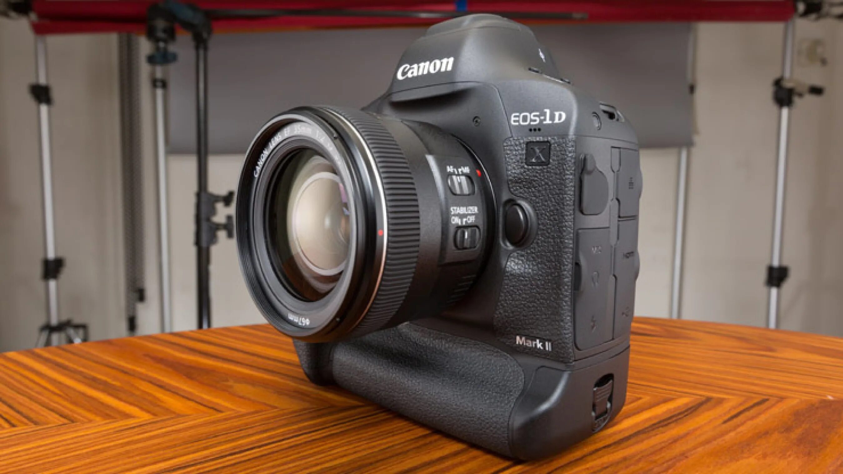 Canon mark ii отзывы. Canon 1d Mark 2. Фотоаппарат Canon EOS 1d Mark II. Canon 1xd. Canon EOS-1d x.