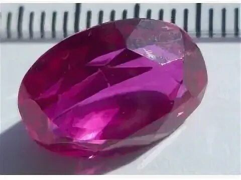 Ювелирный корунд что это. Ювелирный корунд что это. Корунд рубин камень. Брошь серебряная корундом. Корунд минерал необработанный.