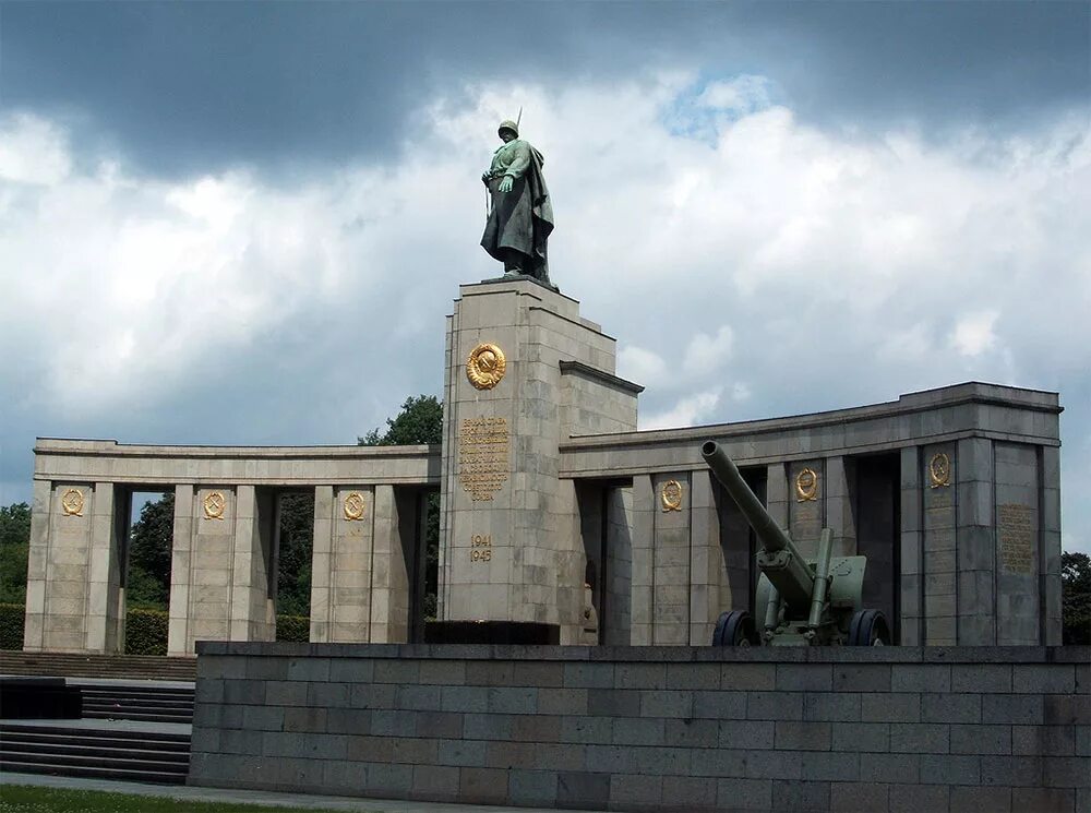 Памятники войны памятник советскому солдату. Мемориал в Берлине советскому солдату. Берлин мемориал советским воинам. Тиргартен в Берлине мемориал. Памятник в Тиргартене Берлин.