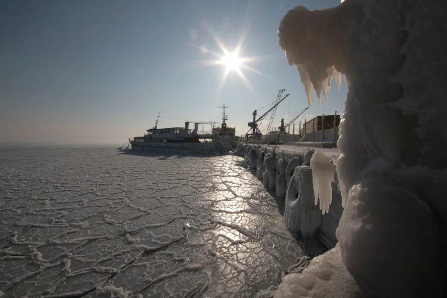 Замерзшее черное море 2012. Чёрное море замерзло Евпатория. Замерзшее черное море в Крыму. Евпатория 2012 замерзшее море.