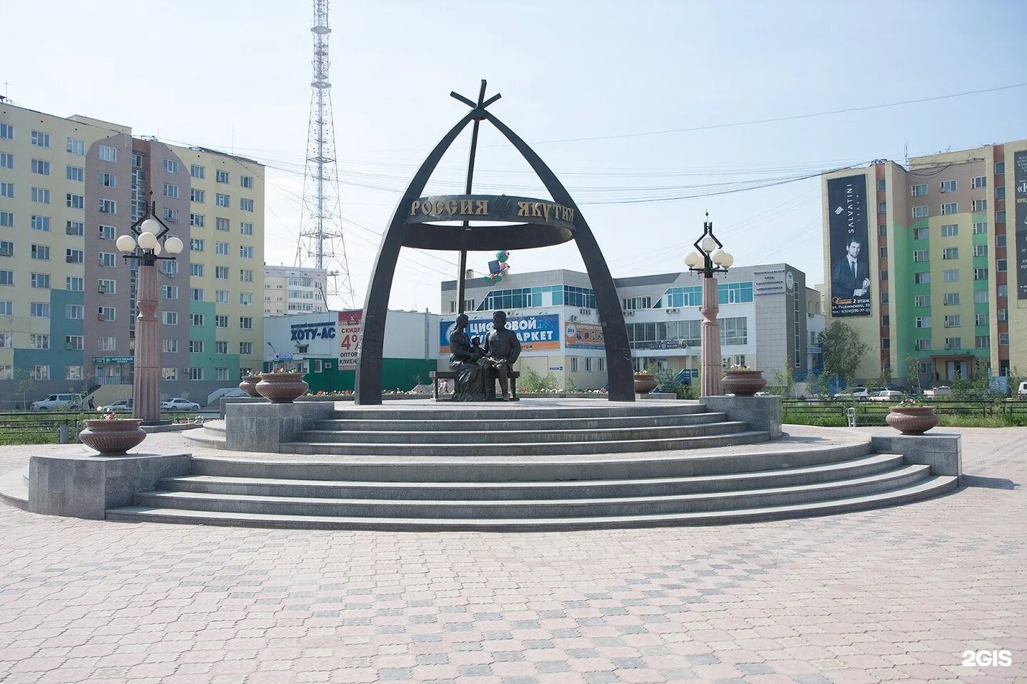 Название городов якутск. Памятник дежневу в якутске. памятник дежневу и абакаяде. якутск главная достопримечательность. +ул.пояркова в г.якутске.