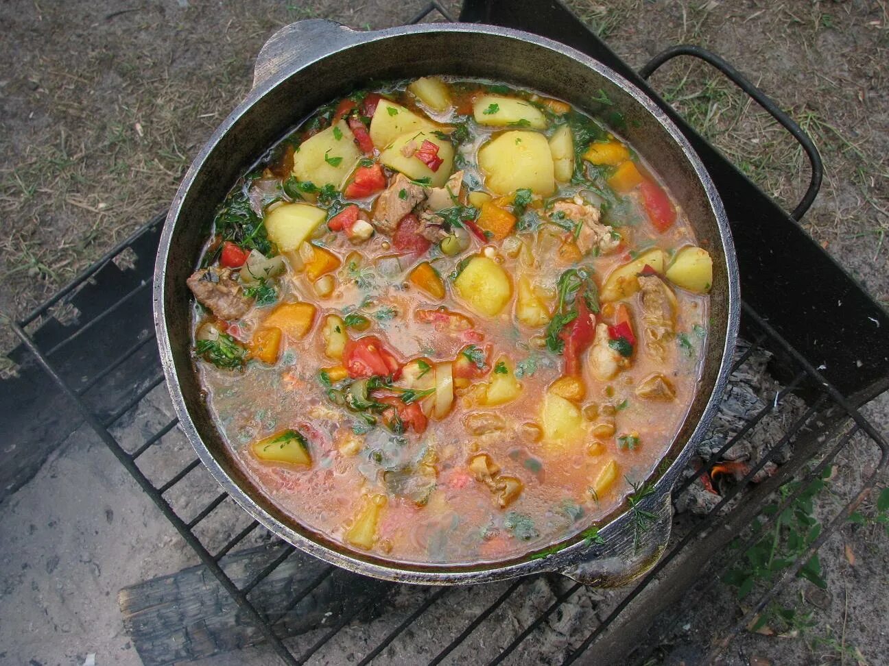 Бограч по закарпатски. Венгерская кухня. Бограч по закарпатски в казане рецепт. Бограч в казане на костре. Бограч в казане на костре.