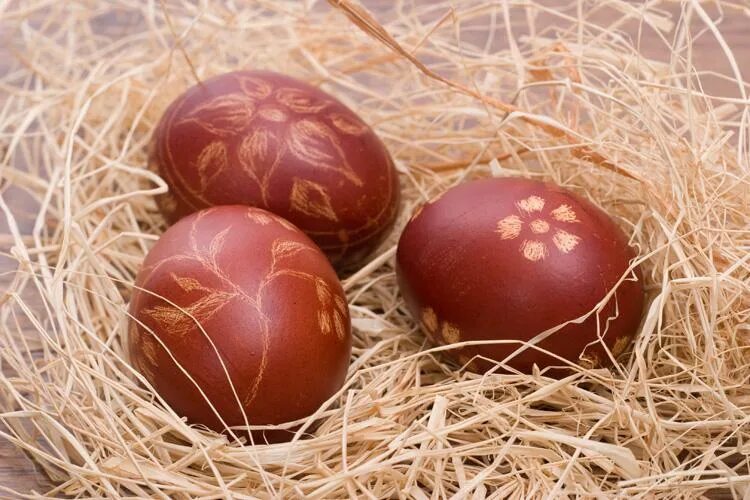 Можно ли красить коричневые яйца. Пасхальные яйца коричневые. Яйца в шелухе. Коричневые яйца на Пасху. Яйца в луковой шелухе.