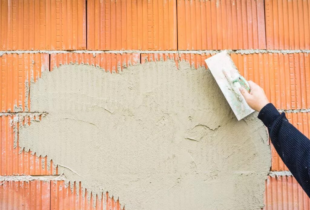 Штукатурка кирпича мастерком. Декоративная штукатурка и кельма клипарт. Оштукатуривание кирпичной кладки. Кирпичная стена со штукатуркой. Какую штукатурку на кирпич.