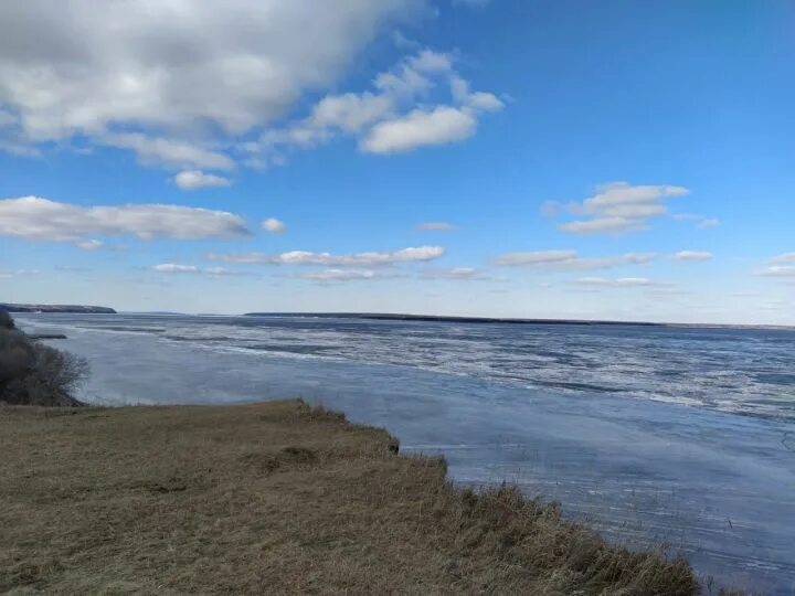 Погода на камском устье 10 дней подробно. Камское Устье в апреле. Камское море в апреле. Камское Устье март. Белые камни Аракчино.