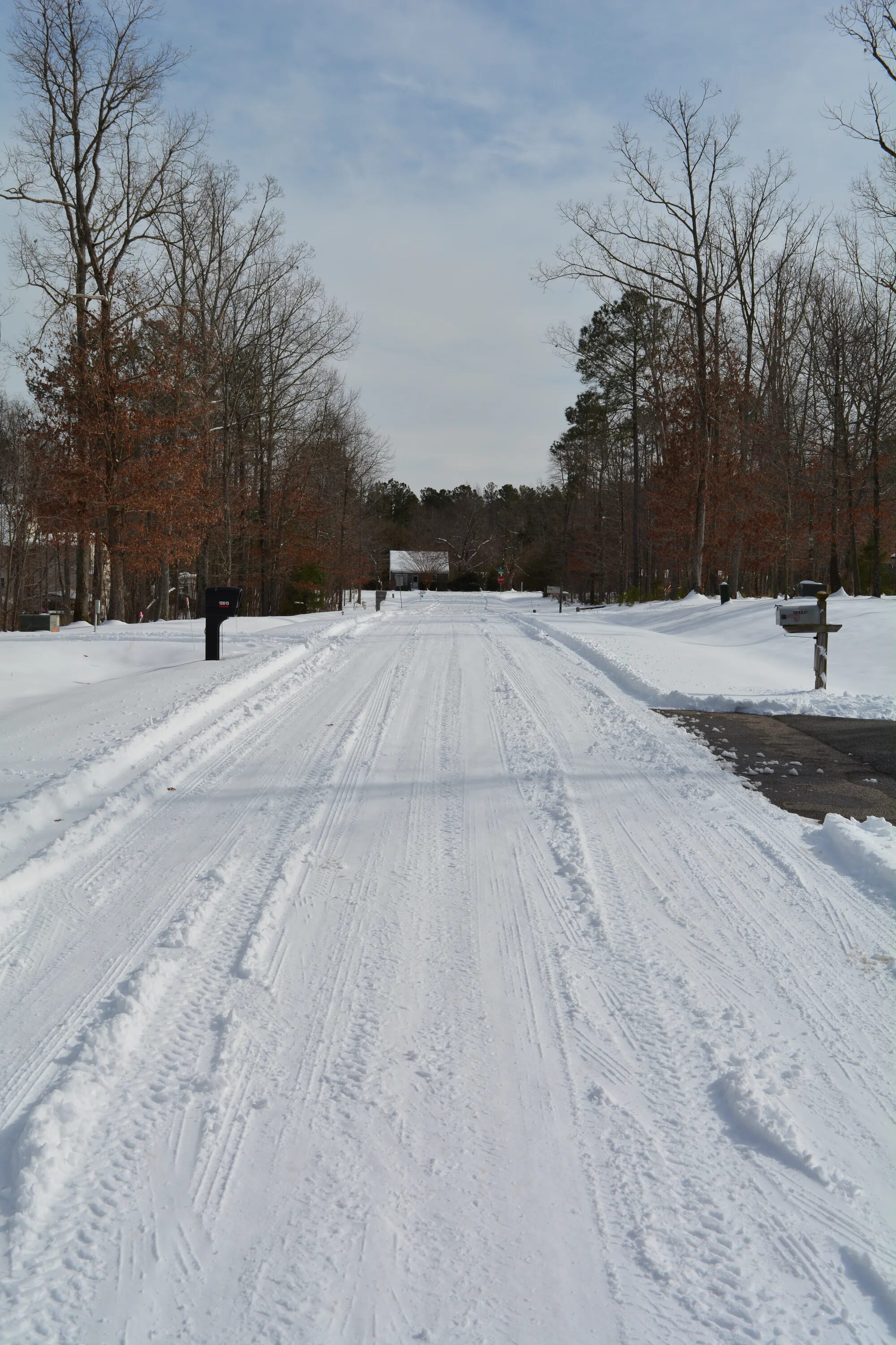 Наличие снега на дорогах. Снег на дороге. Зимняя дорога. Сельская дорога зимой. Рыхлый снег на дороге.