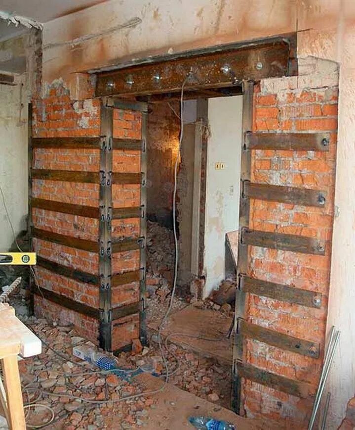 Пробивка проема в стене. Расширение проема в несущей кирпичной стене. Пробивка кирпичных проемов. Кирпичная стена с окном. Усиление проема в кирпичной стене.