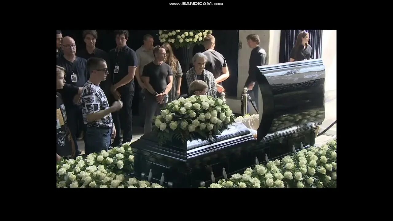 Покажи видео похороны. Церемония прощания Юрия Шатунова. Юра Шатунов похороны похороны.