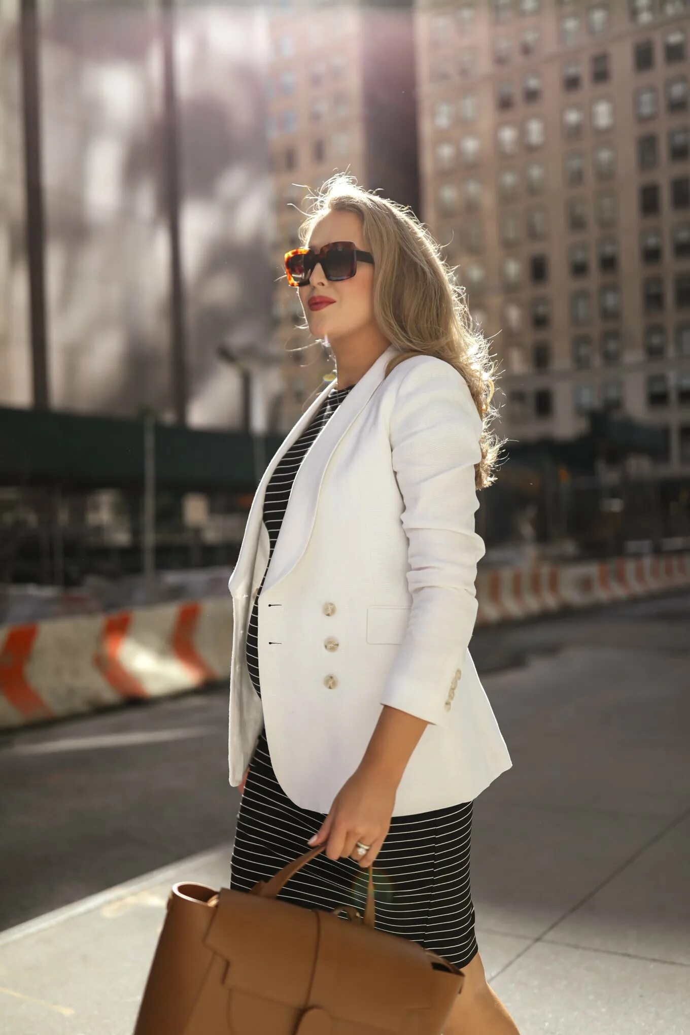 жакет с чем носить 2023. твидовый пиджак chanel. жакет с чем носить 2023. стильные образы. образы с белым пиджаком 2021.