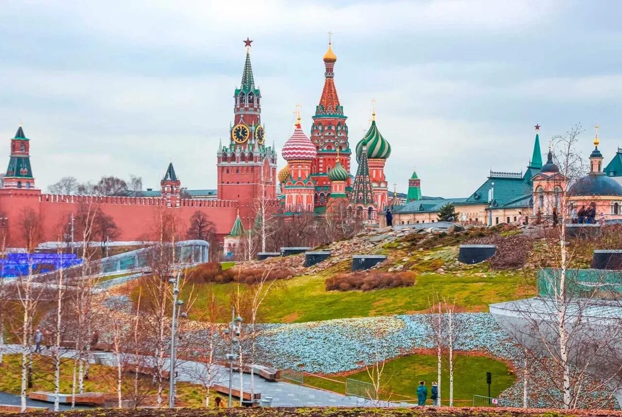 Москва 2024 википедия. Парк Зарядье цветы 2022. Красная площадь парк Зарядье. Парк Зарядье весной.