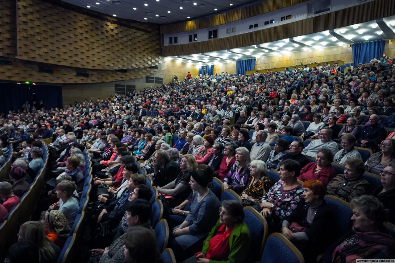 Ульяновск губернаторский купить билеты. Дворец Губернаторский Ульяновск. Дворец Губернаторский Ульяновск зал. ДК Губернаторский Ульяновск. Зал ДК Губернаторский Ульяновск.