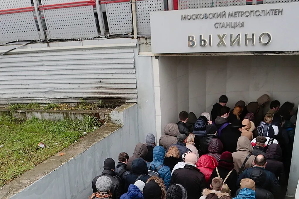 Метро выхино закроют. Московский метрополитен станция Выхино. Метро Выхино час пик. Станция Выхино час пик. Станция метро Выхино час пик.