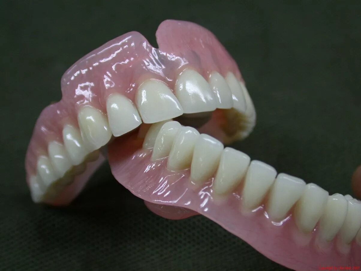 Пластмассовые зубные протезы. Съемный протез из пластмассы. Полный съемный пластмассовый протез. Зубные протезы из пластмассы.