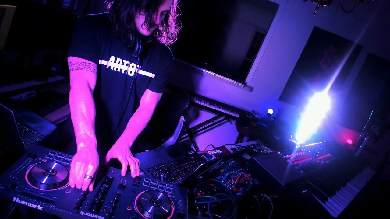 Клубная аппаратура. Аппаратура для диджея. Костюм диджея. Dj set club. Фото диджей сета.