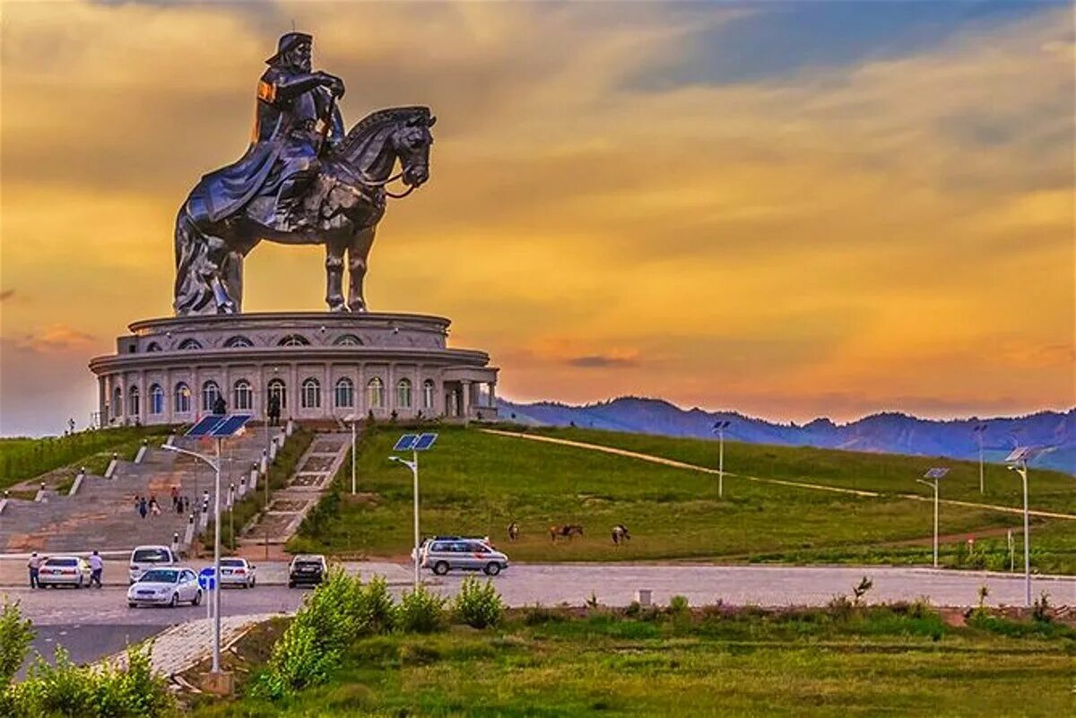 Какая столица у монголии. Статуя Чингисхана в Монголии. Монголия столица Улан Батор достопримечательности. Монголия столица Улан Батор статуя Чингисхана. Памятник Чингисхану в Улан-Баторе.