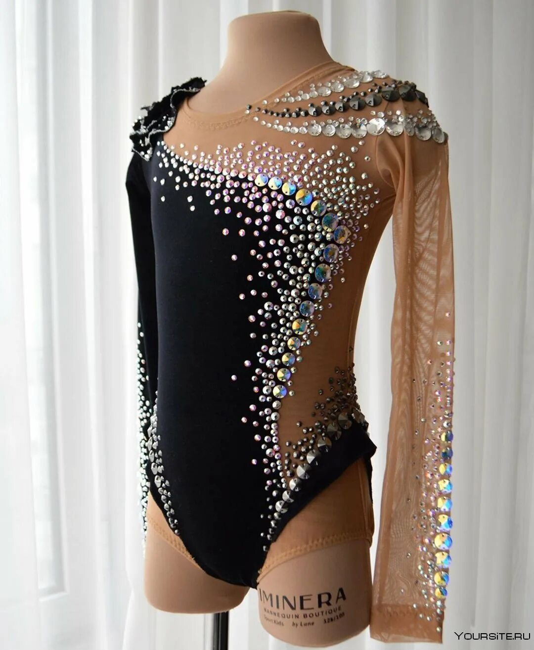 Купальник для художественной гимнастики из черного бархата. Костюмы для художественной гимнастики. Купальник для гимнастики черный. Кцпальник гимнастический чёрный разминочный. Купальник для гимнастики черный.