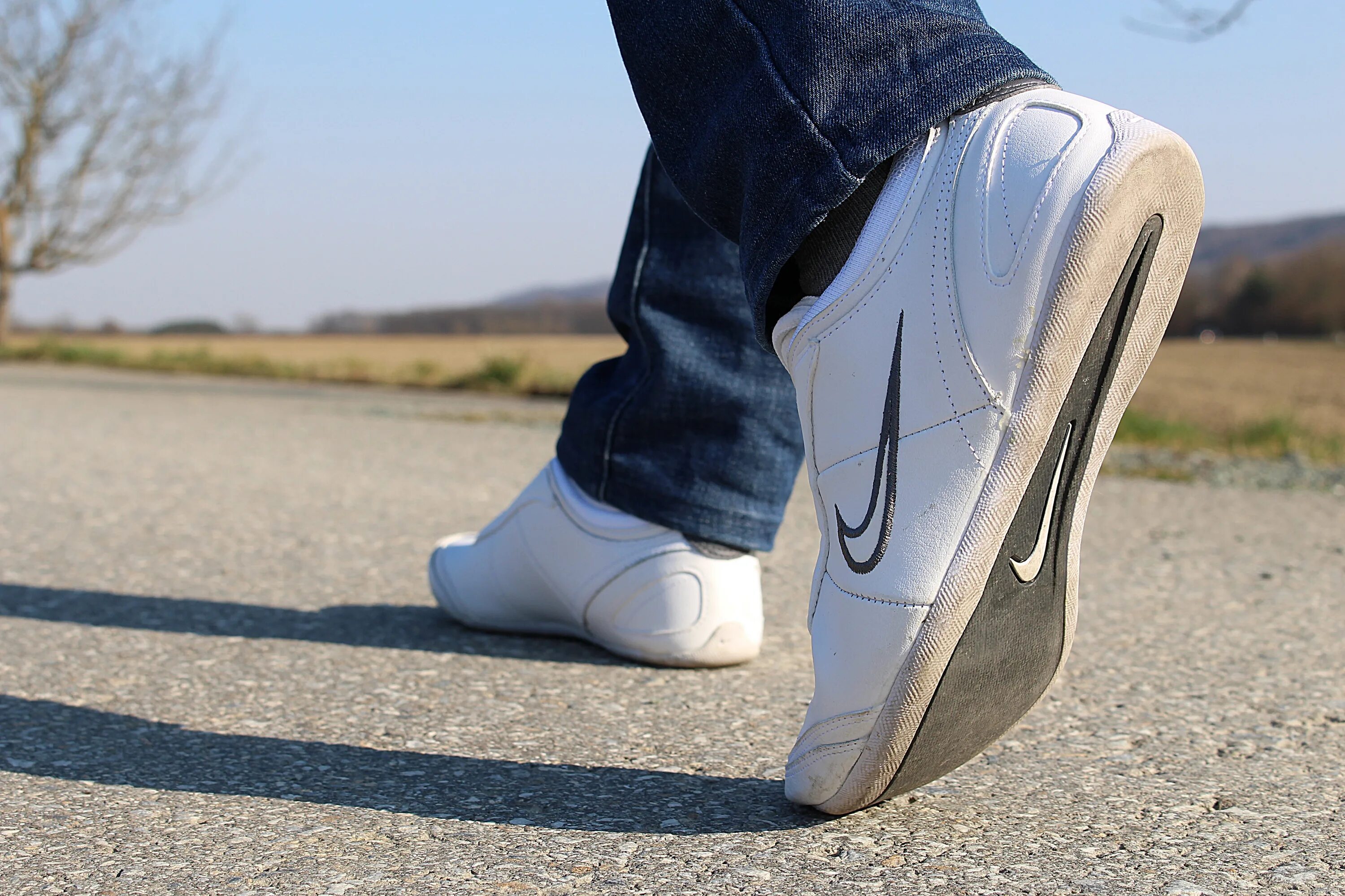 Фото ног. On foot. Nike Sneakers on foot. Walking on foot. Foot sport