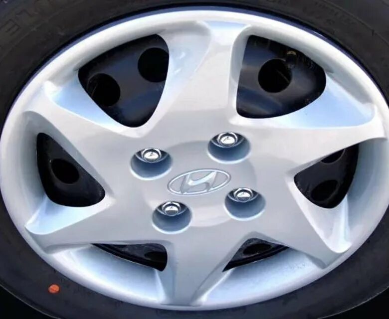 Диски элантра размер. Диски r15 hyundai starex колпака. колпаки на хендай элантра. hyundai elantra колесо r15. hyundai elantra xd колпаках.