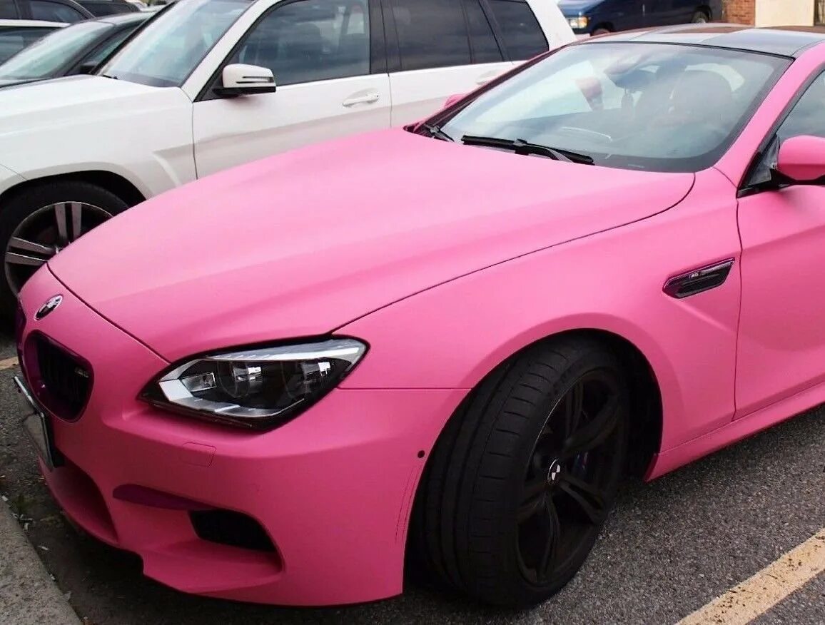 Розовый хамелеон. БМВ м6 красная матовая. BMW m6 винил. БМВ 6 М матовый цвета. BMW m5 розовая.