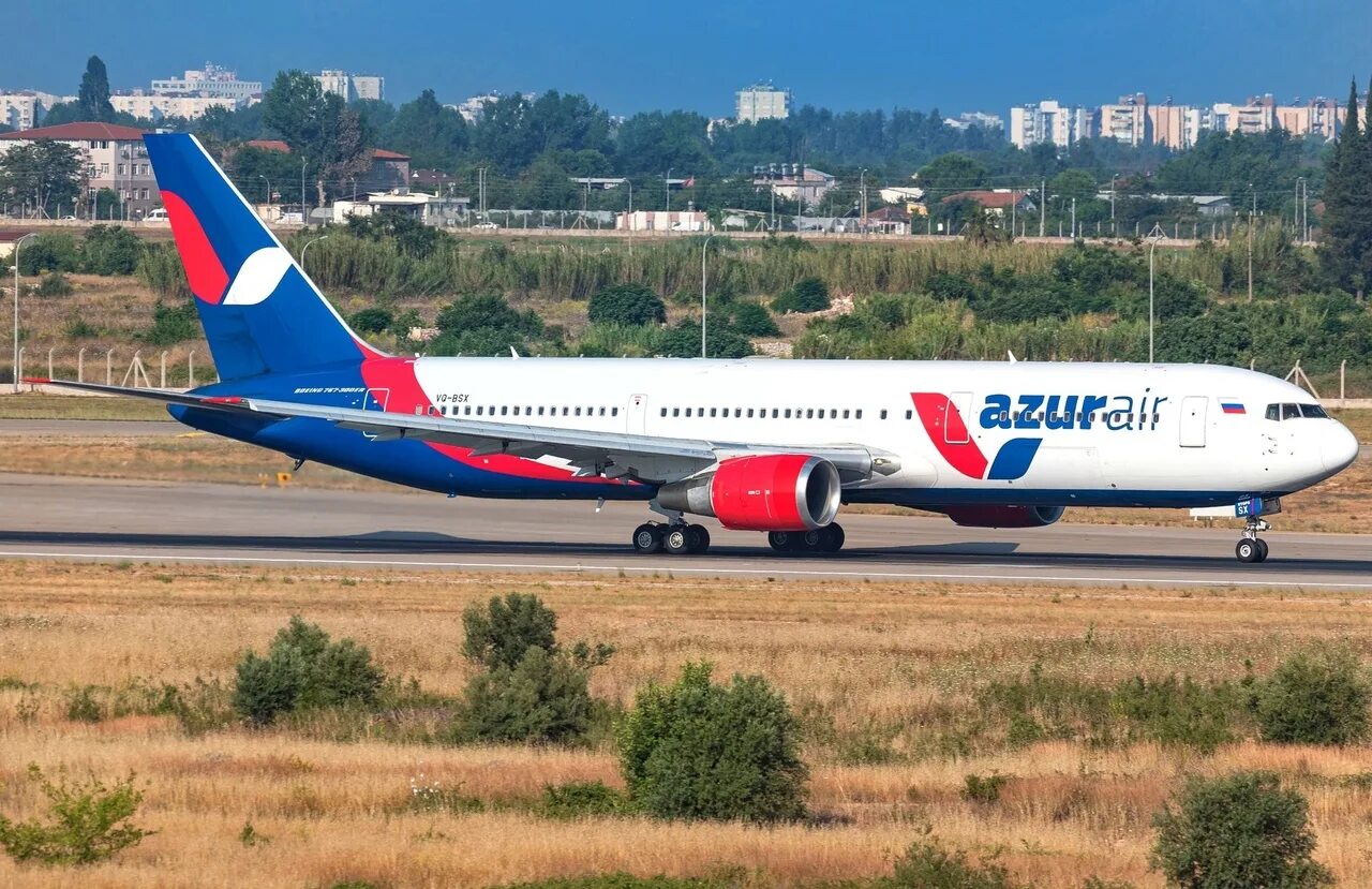 Azur air купить авиабилет. Самолет Азур. Боинг 757-200 Азур Эйр. Boeing 767-300 Azur Air. Азур Эйр самолет Пхукет.