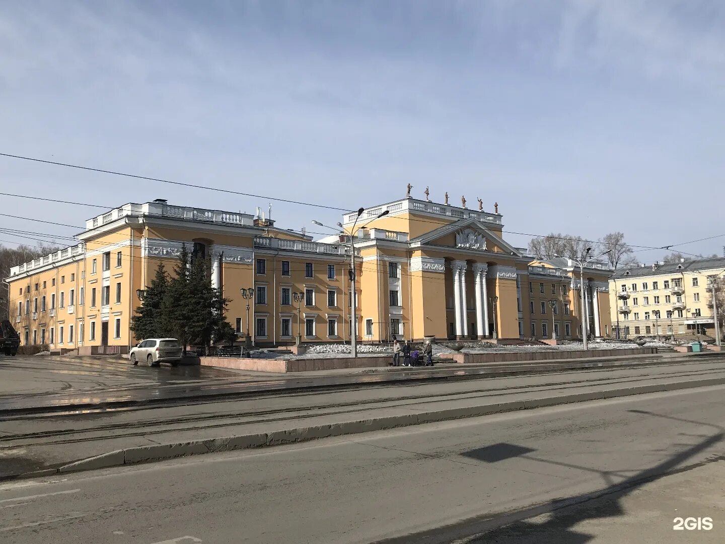 Сайт алюминщик новокузнецка. Дворец Алюминщиков Новокузнецк. ДК Алюминщик Новокузнецк. ДК Ленина Ленинск-Кузнецкий. Дворец Алюминщиков Новокузнецк парк.