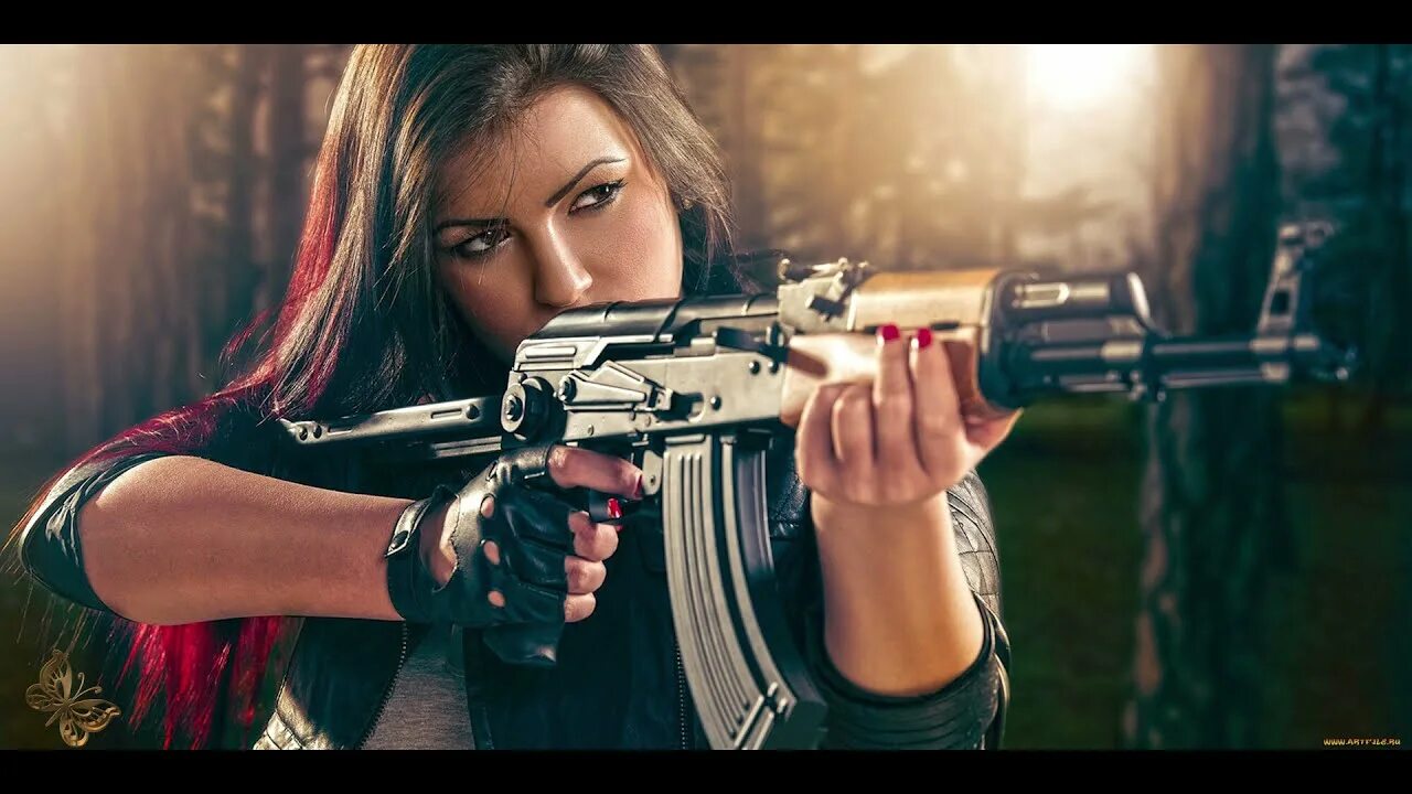 Девушка с оружием. Девушка с автоматом. Автомат стреляет. Курдянки пешмерга. Девушка с оружием.