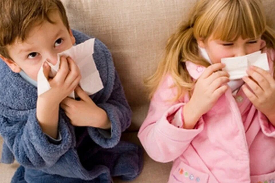 Простуда у ребенка 4. Ребенок с носовым платком. Ребенок чихает. Простуда у ребенка. Простудные заболевания у детей.