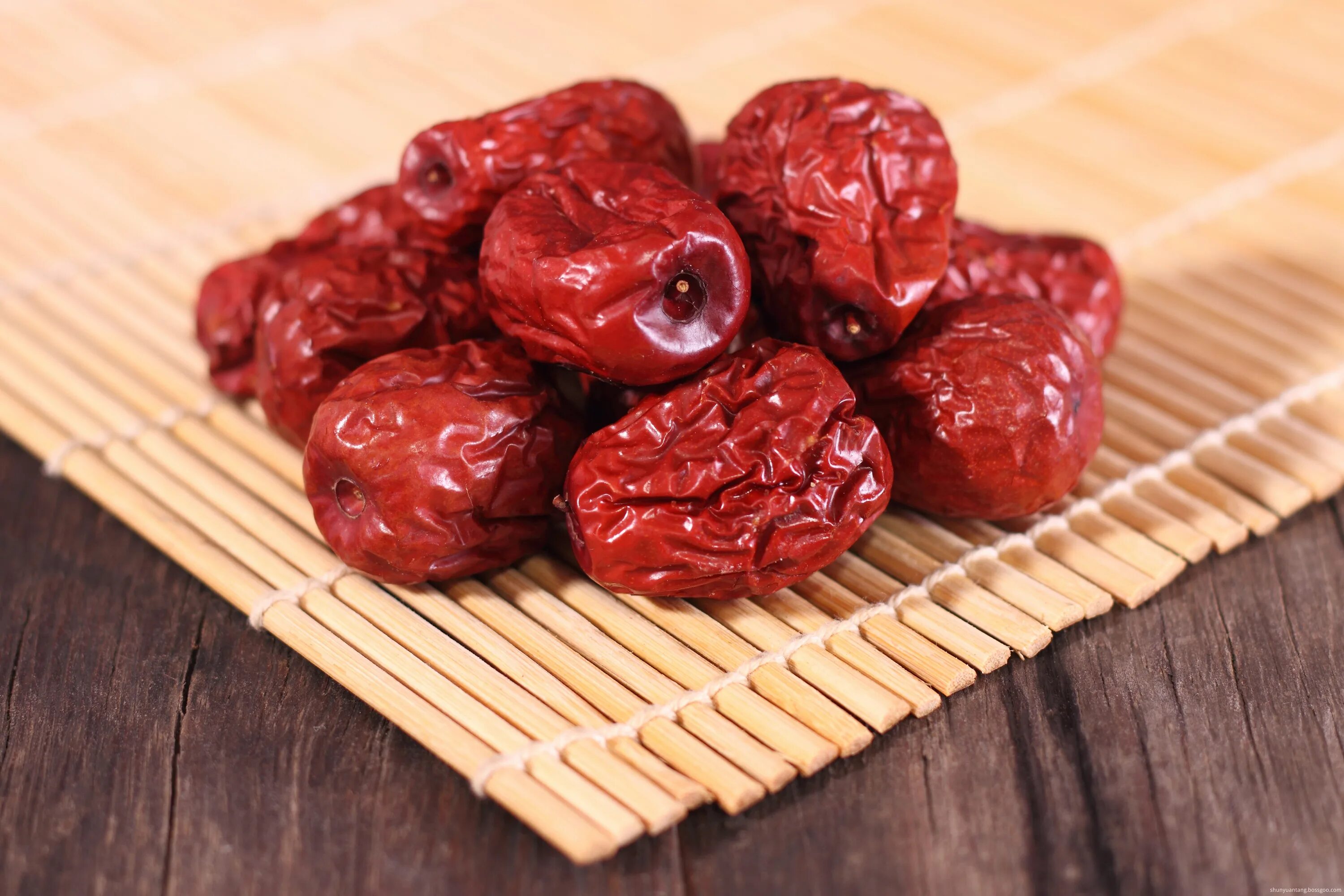 Red dates. Красный финик кружочками. Красные орехи сладкие. Китайский чай красные финики 20 лет. Красные финики сушеные фото.