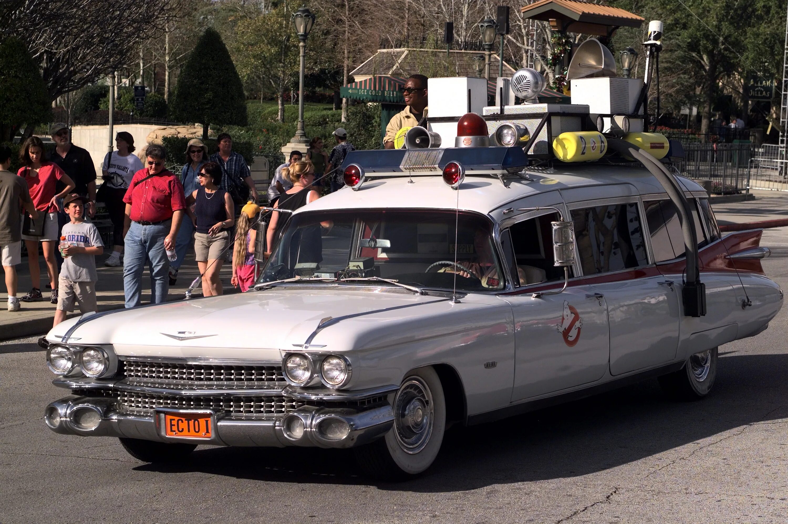 1 августа автомобиль. Cadillac Ecto 1 1959. Экто 1 охотники за привидениями. Охотники за привидениями автомобиль Экто-1. Катафалк Экто 1.