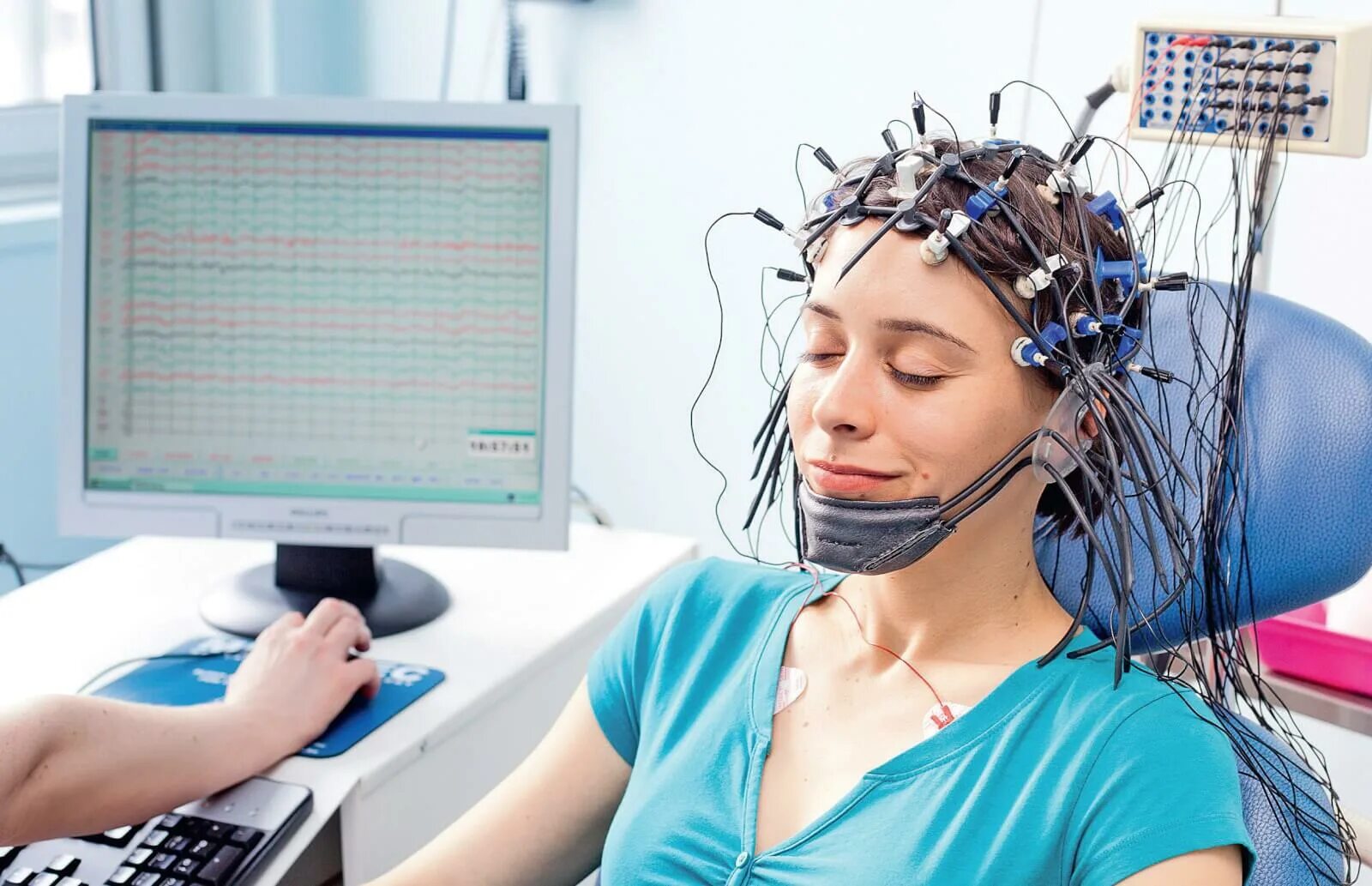 Электроэнцефалография (ЭЭГ). Энцефалография (ЭЭГ). РЭГ И ЭЭГ. EEG elektroentsefalografiya. Эг что это за обследование