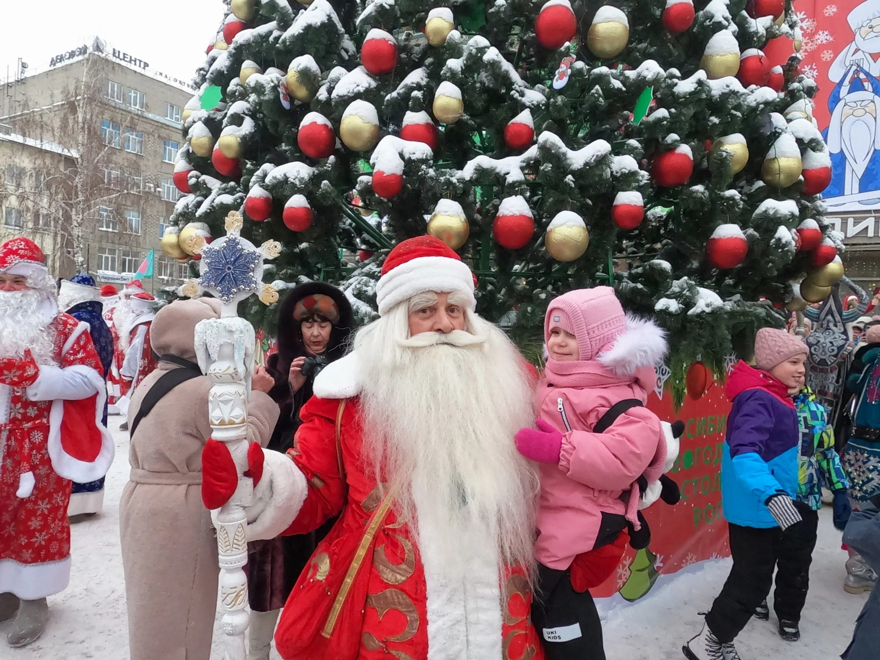 Сегодня 31 декабря. Новогодние традиции в России. 31 Декабря новый год. Украинский новый год. Новогодний Новосибирск.