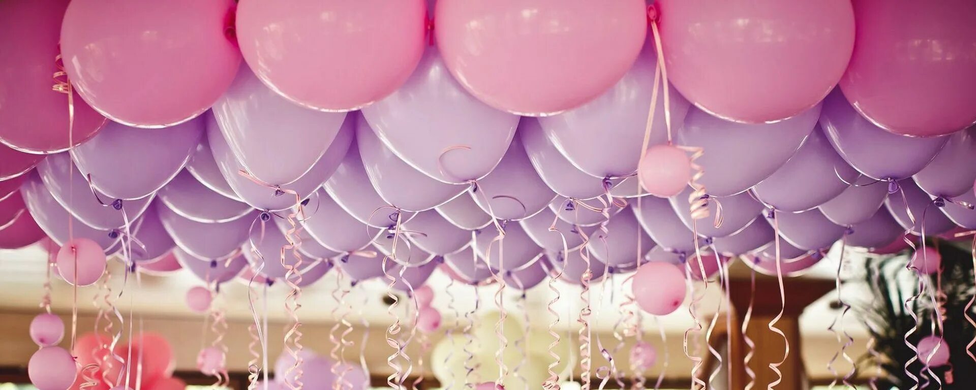 Шаров вконтакте. Гелевые шары баннер. Розовый фон с шарами. Розовые шары в интерьере. Обложка для ВК воздушные шары.