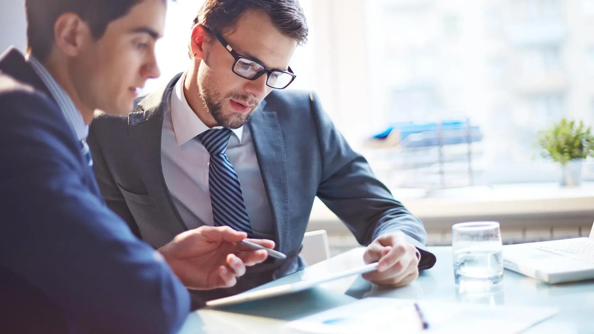 Мужчина в офисе. Переговоры в суде. Успешный бизнесмен. Бизнесмен. Юристы бизнесмены.