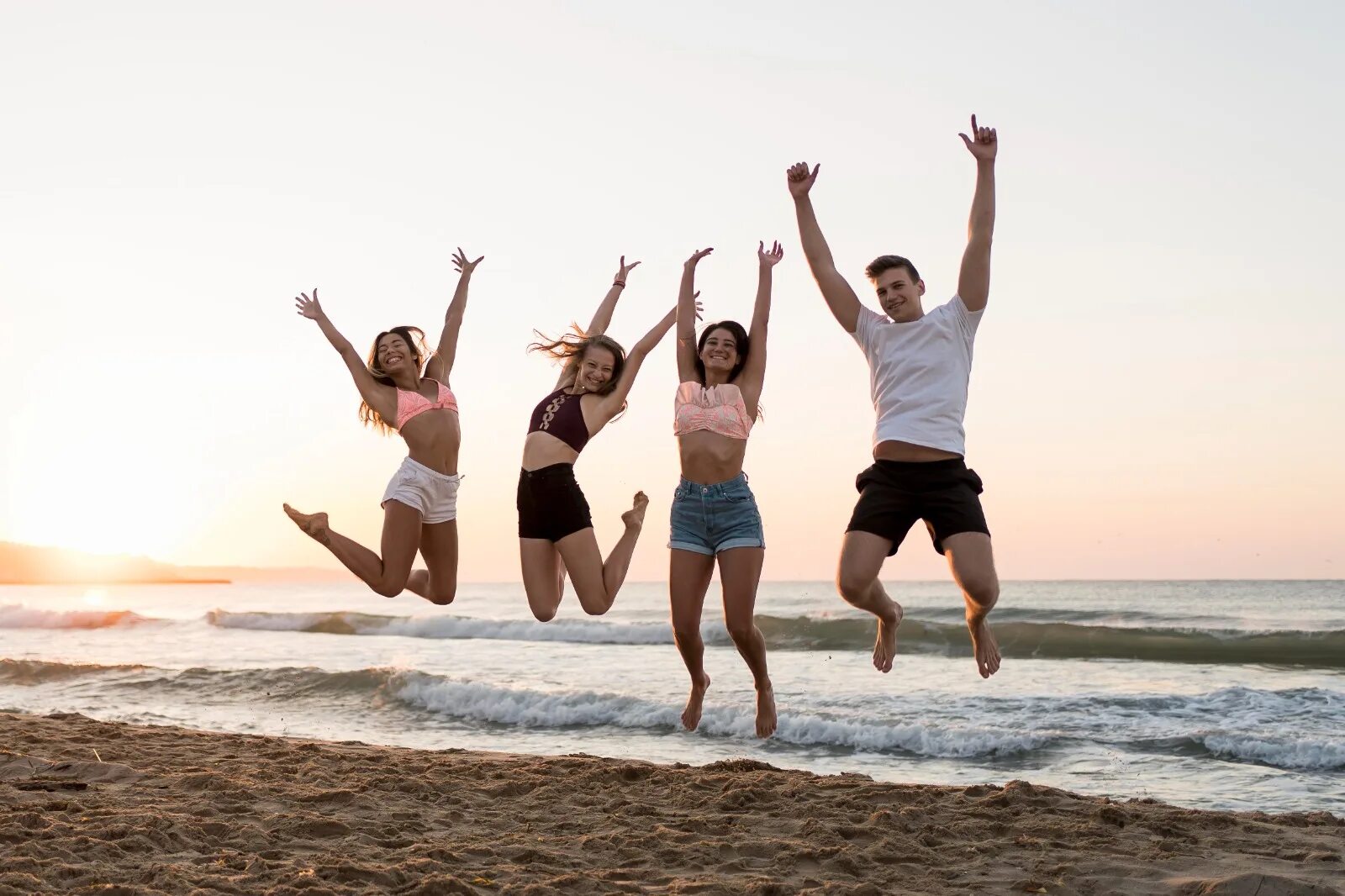 Premium Photo Group of young multiethnic friends beach summer