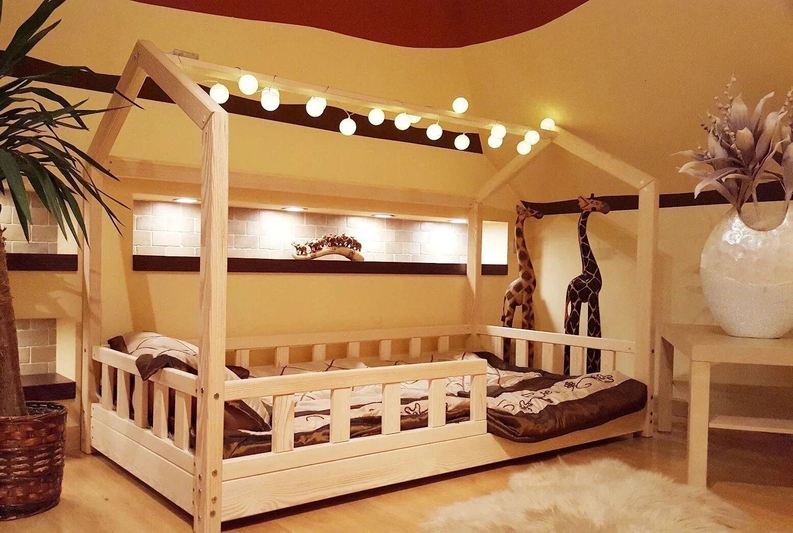 Кровать дом взрослая. Кровать домик. Кровать детская - домик. Необычные детские кровати. Детские кроватки из дерева.