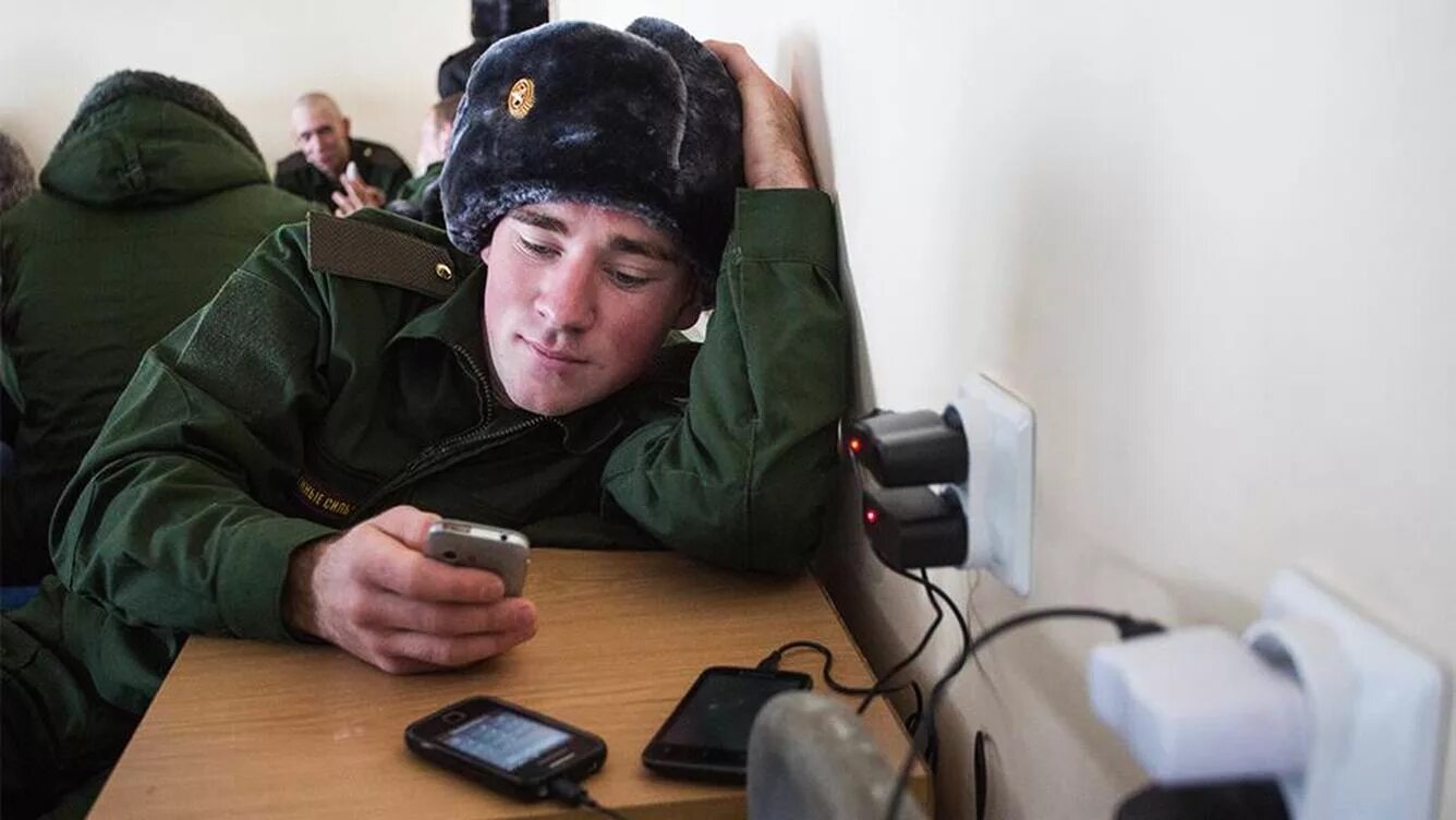 Солдат с телефоном. Военный телефон. Смартфон в армии. Солдат с мобильником.