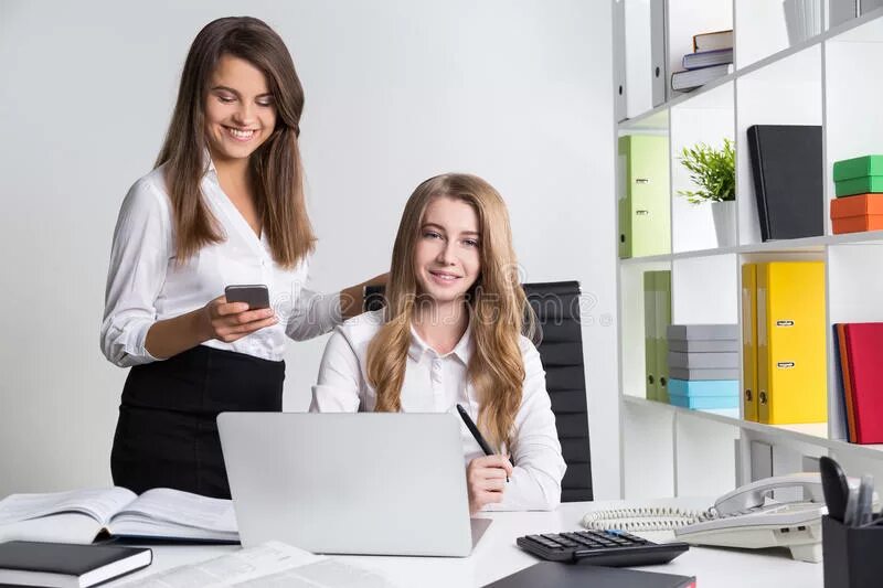 Офис менеджер. Работник офиса. Сериал офис джим халперт. Два стажера. Два стажера.