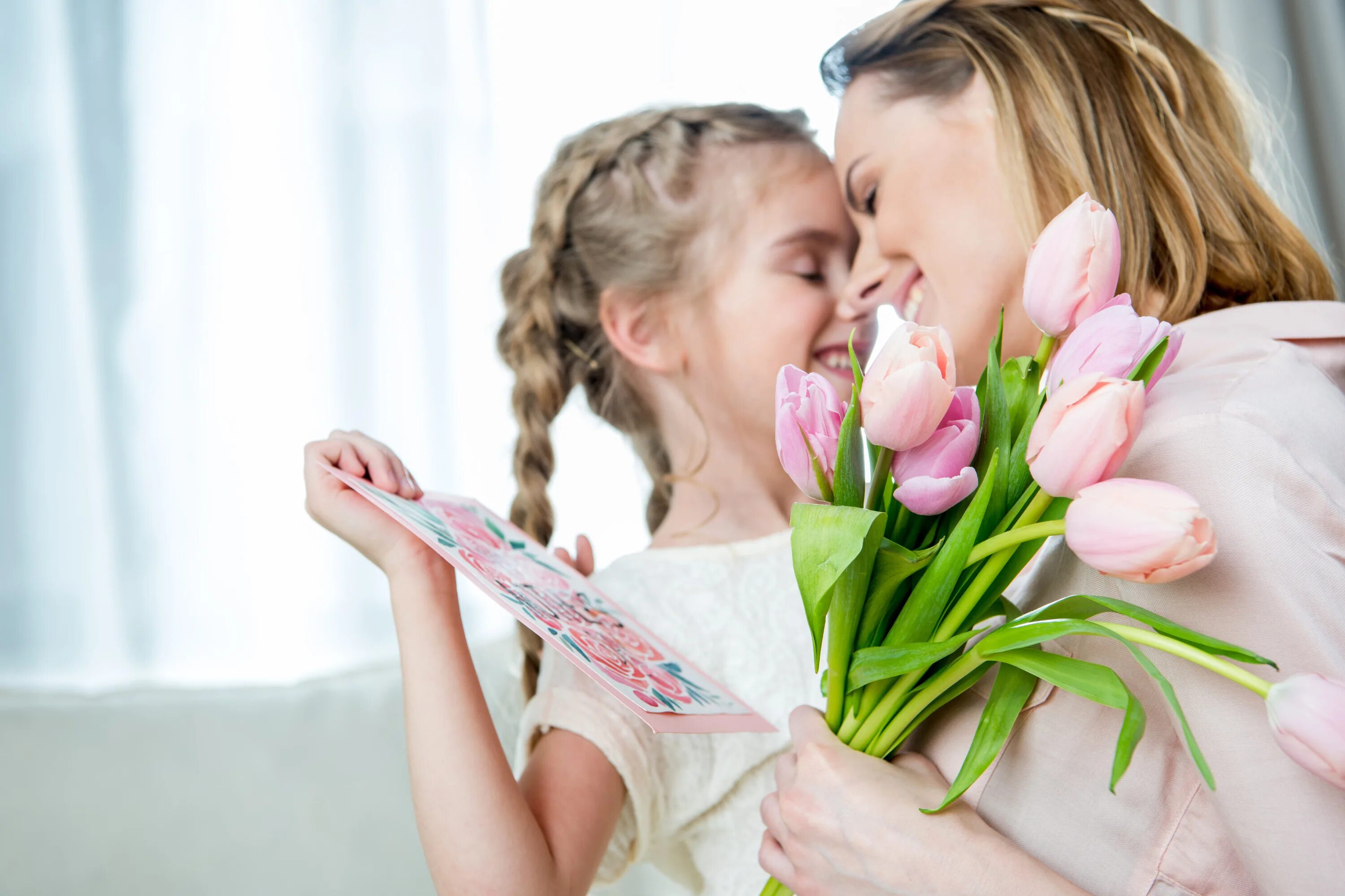 Фотоконкурс к 8 марту. День матери. Ребенок дарит цветы маме. С днем мамы. Мамин день.