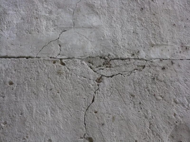 Усадочные трещины в бетоне. Усадочные трещины бетона в железобетонных. Сколы бетона. Дефекты железобетонных стен. Трещины стен стяжки