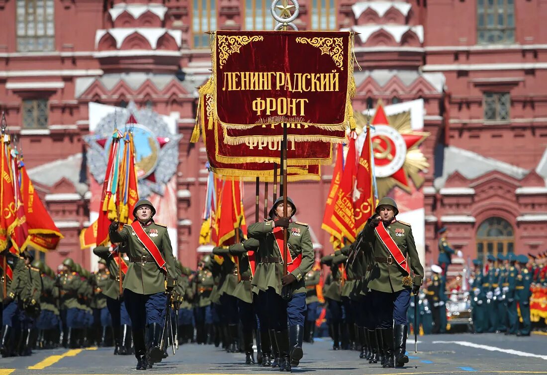 Парад победы на красной площади в москве. 9 Мая парад Победы красной площади. 24 Июня парад Победы в Москве на красной площади. Парад Победы 2020 в Москве красная площадь. Штандарты фронтов на параде Победы 1945.