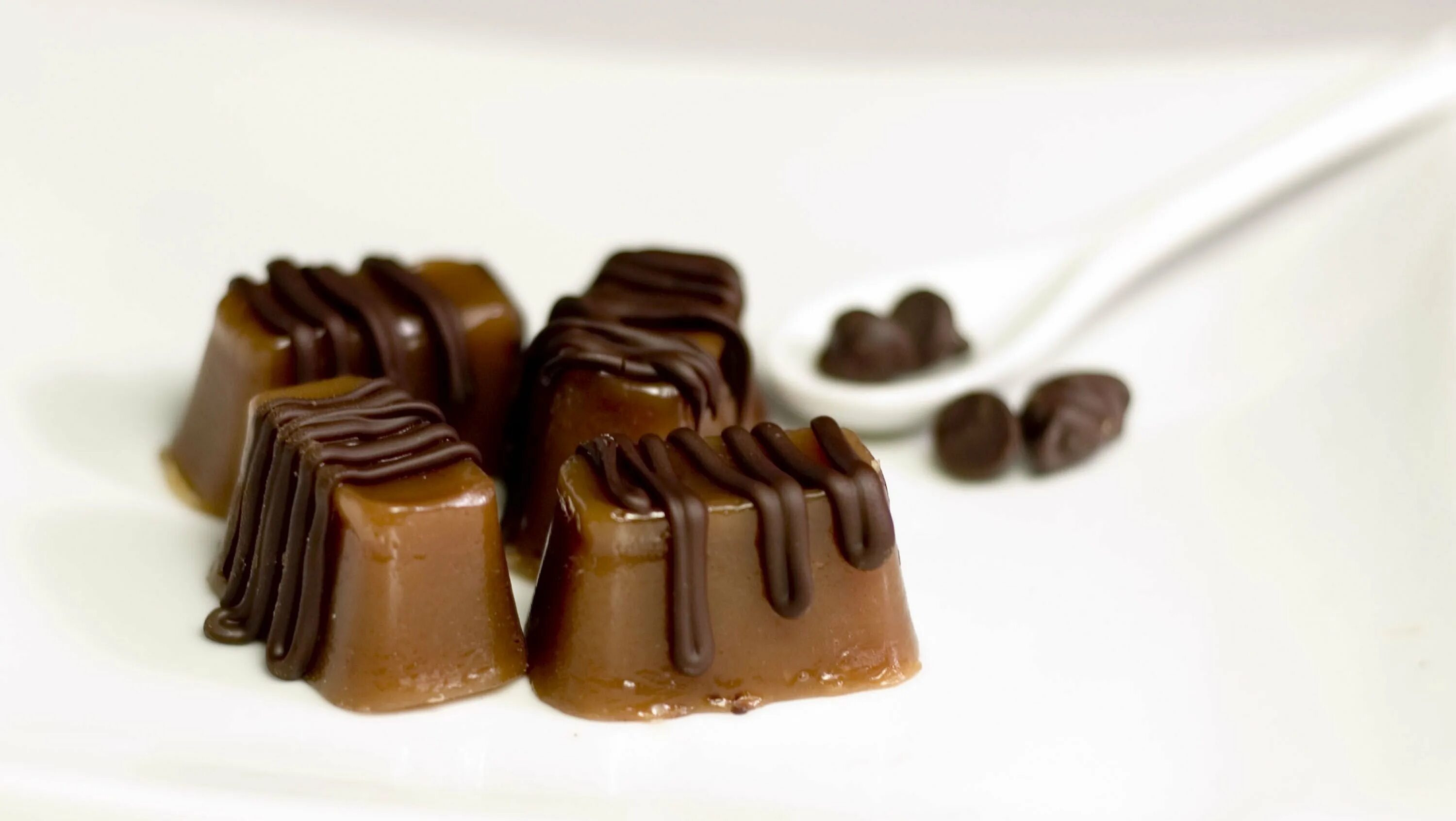 Карамельки шоколадки. Карамельный шоколад. Шоколад с карамелью. Карамелизованный шоколад. Шоколадная карамель.