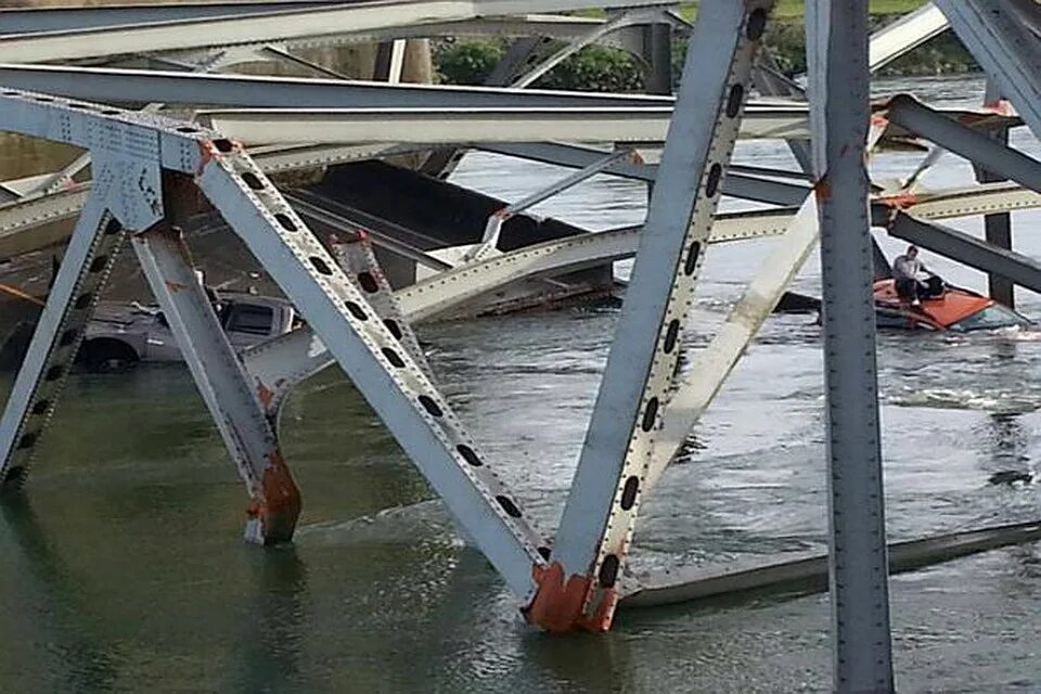 Мост в америке который рухнул. Мост i-35w через Миссисипи. Мост через Миссисипи обрушение. Миссисипи в США мост. Упавший мост.