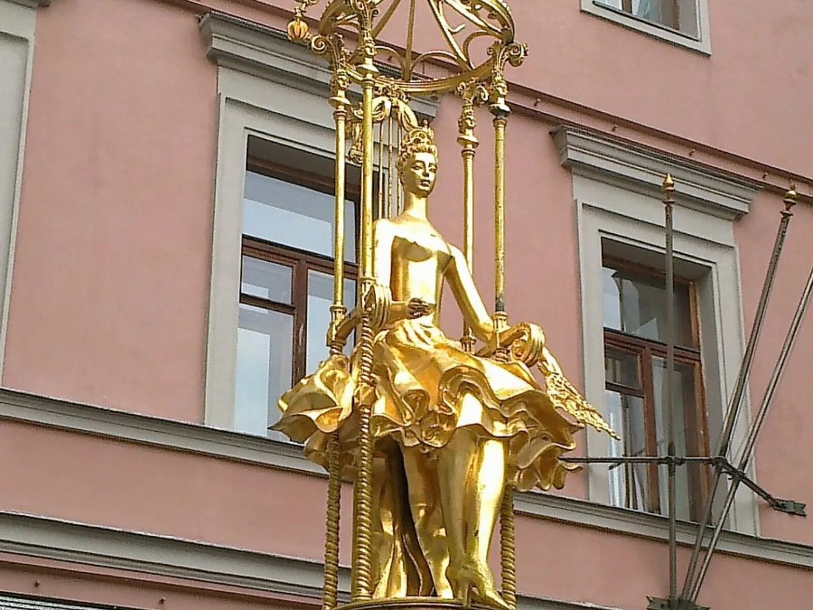 Принцесса турандот памятник на арбате. Принцесса турандот памятник. Принцесса у фонтана. Принцесса турандот скульптура. Принцесса турандот скульптура.