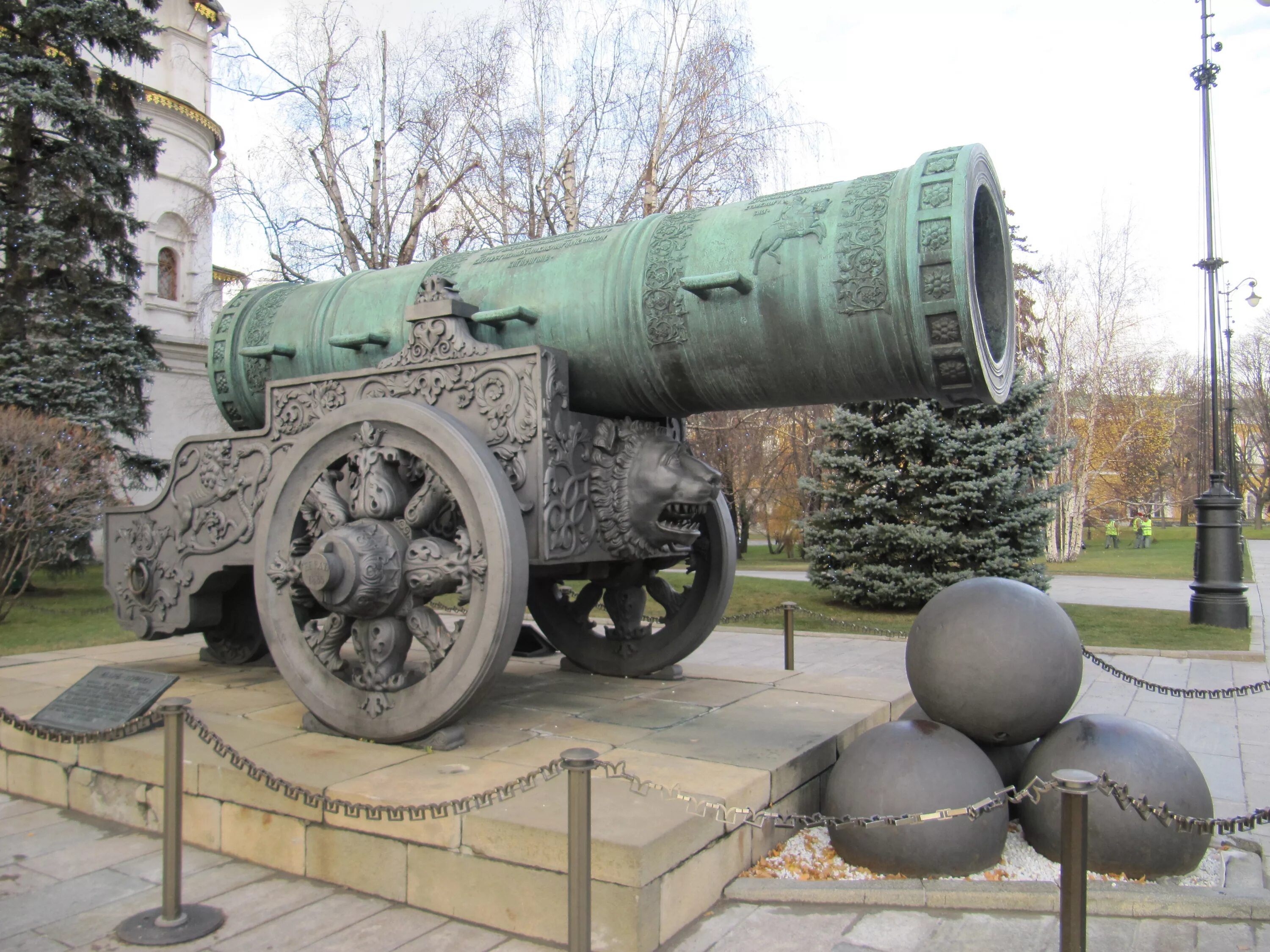 Пушка памятник культуры в каком веке. Царь-пушка Московский Кремль. Царь пушка в Москве. Москва Кремль царь пушка царь колокол. Царь пушка в Кремле.