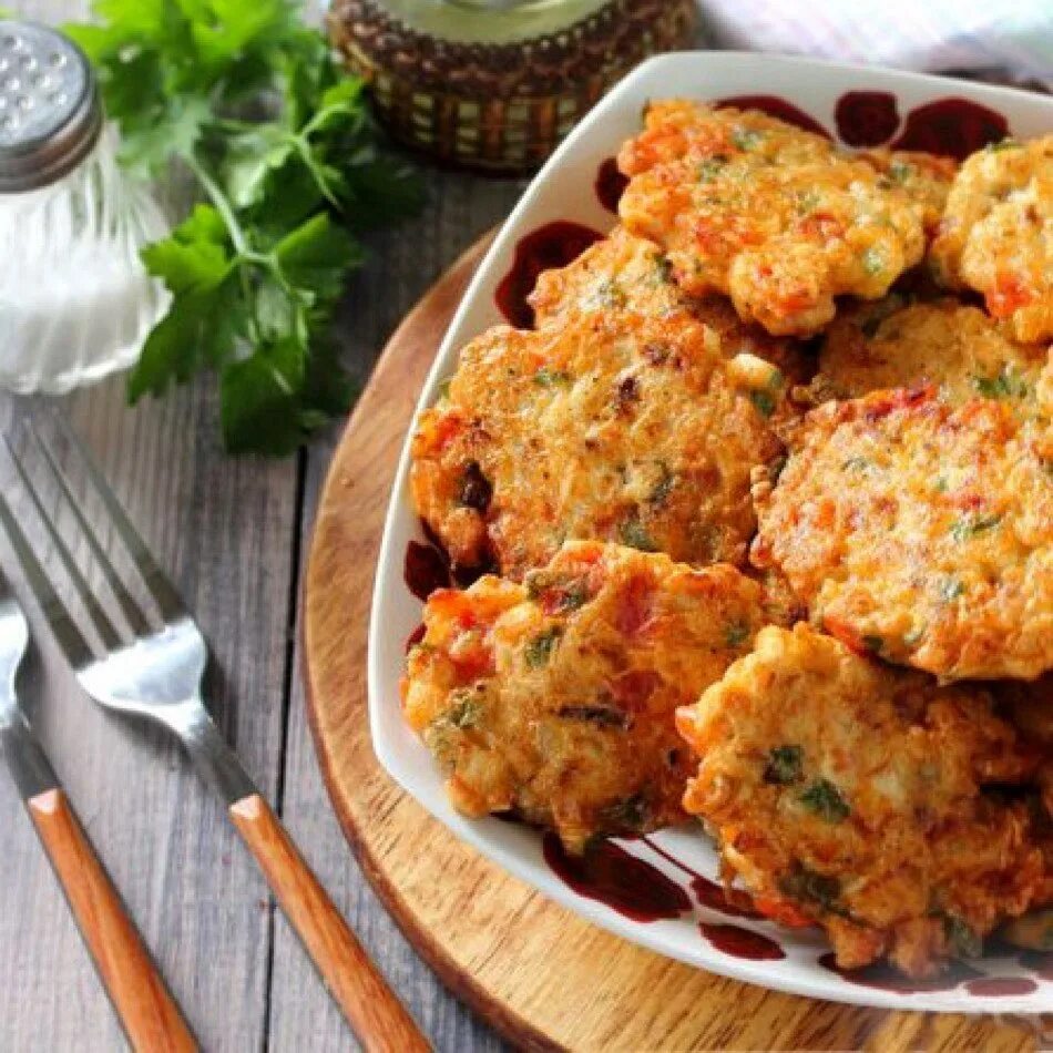 котлеты с помидором и сыром. куриные котлетки из рубленного филе. биточки куриные с помидором. рубленные котлеты из куриной грудки. рубленные куриные котлеты с помидорами.