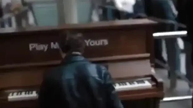 Какая музыка сейчас играет на станции. Пианино на вокзале. Шарапов за пианино. Рояль на вокзале. Пианино в больнице.