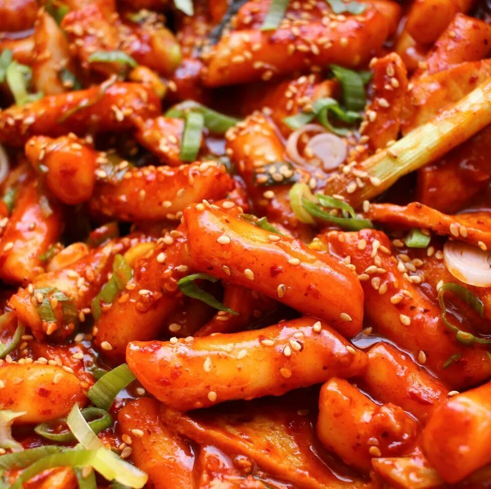 Корейская кухня токпокки. Готовые токпокки. Токпокки корейское. Готовые токпокки. Топпоки корейская.